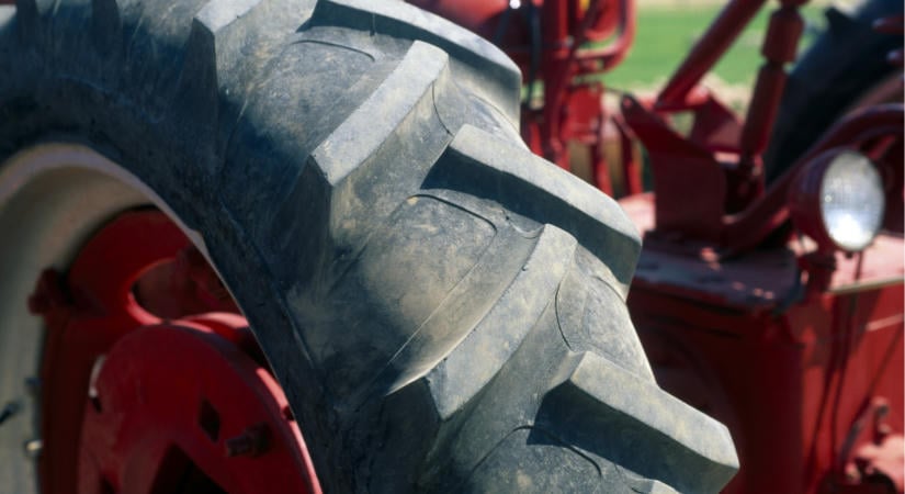 Durva, mekkorát ment egy traktor a Forma-1-es pályán: ettől leesik az állad