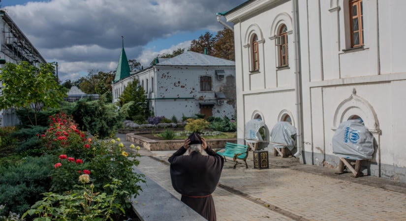 „Két tűz között vagyunk” – bőven kijut a szvjatohirszki szerzeteseknek abból, amit az oroszok és az ukránok egymásnak szánnak