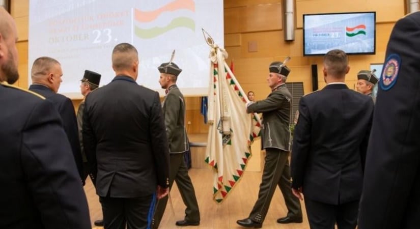 Büszkék lehetünk a Komárom-Esztergomi hétköznapi hősökre, több tűzoltót és rendőrt is kitüntettek - fotók