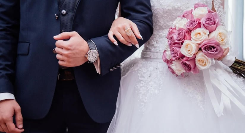Kimondták a boldogító igent, majd azonnal szavazni mentek
