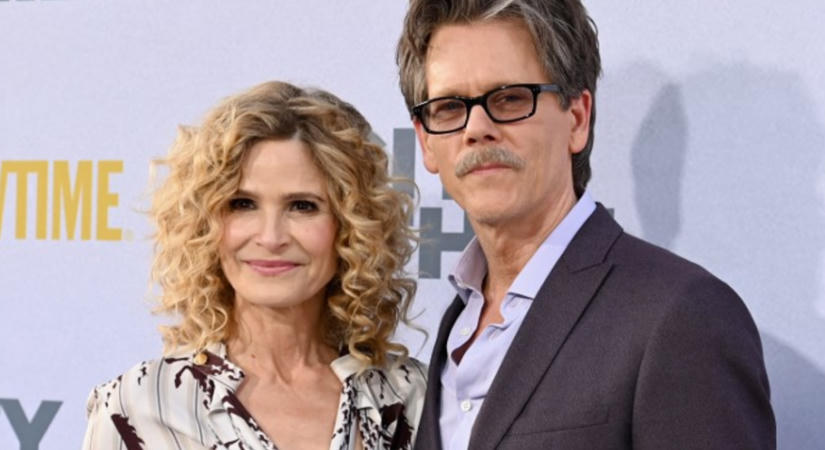 A szürke kanapé mégsem ment ki a divatból – Kevin Bacon nappalija megmutatja, mitől működik
