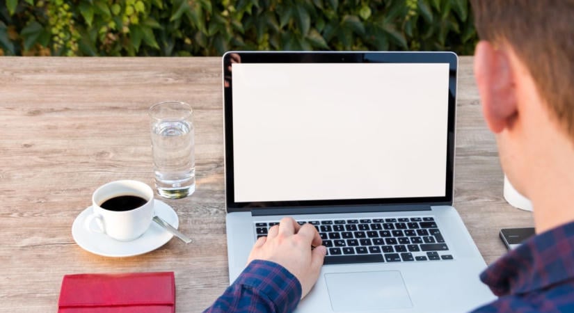 Céges e-mail és laptop ellenőrzése: akkor sem nézhet bele a főnököd a magánleveleidbe, ha nem engedte a használatot
