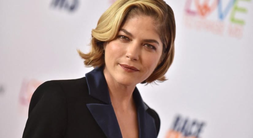 Selma Blair úgy megharaphatott egy légiutas-kísérőt, hogy az kórházba került