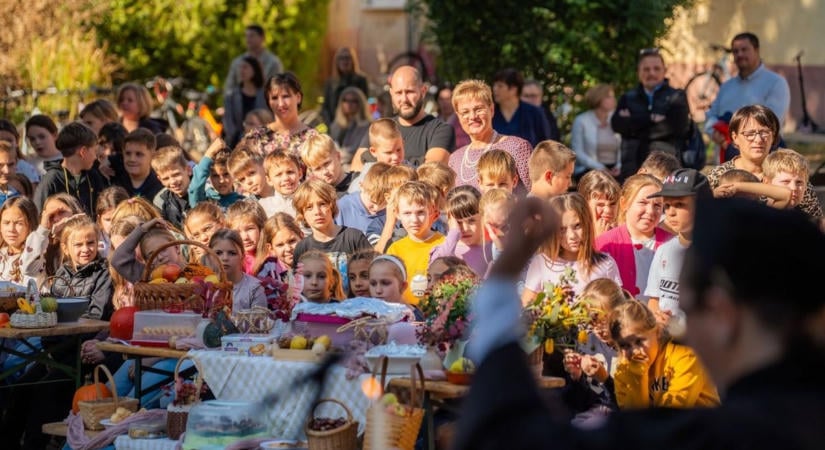 Nem mindennapi látvány fogadta a bonyhádi iskola tanulóit – GALÉRIA