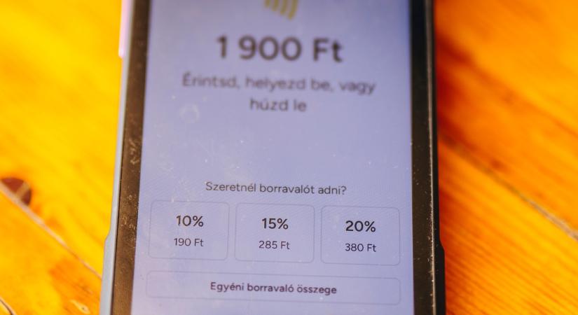 Pofátlan húzás a terminálos jattoltatás? – Nincs is kiszolgálás egy csomó helyen, csak a borravaló-automata! – Megosztó az új szokás