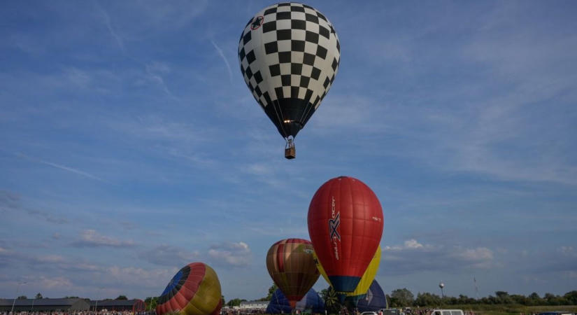 Négy napig hőlégballonok színesítik az eget – mutatjuk, merre