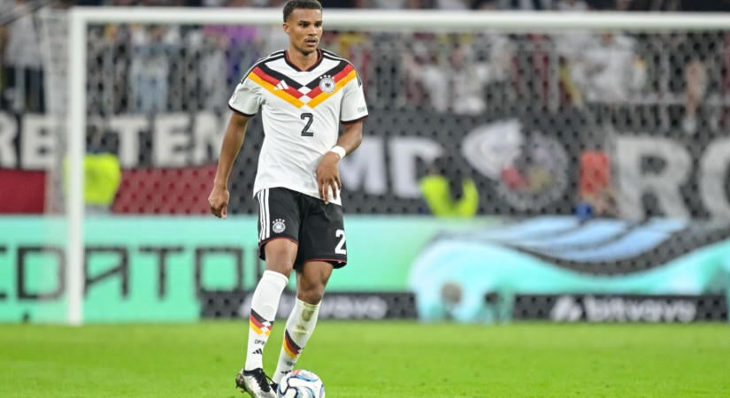 A Manchester United német válogatott védőt szemelt ki