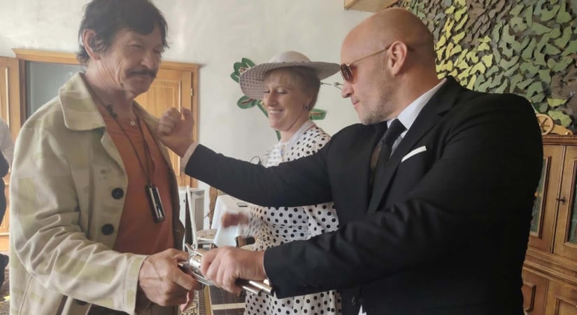 Hollywood a Bakonyban: világsztárok lepték el a falut – Diana hercegnő a Blikknek árulta el a hasonmások titkait