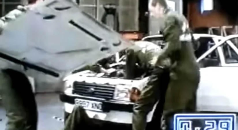 Ezt látva kiesik a villáskulcs a szerelők kezéből – 42 másodperc alatt végeztek a motorcserével