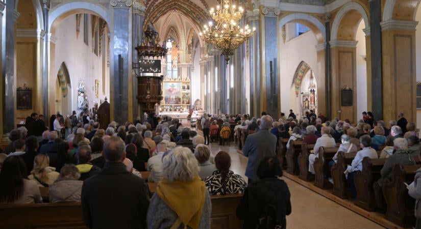 Orbán Viktor édesanyja és Hankó Balázs felesége is ott volt a foglyokért tartott imaórán