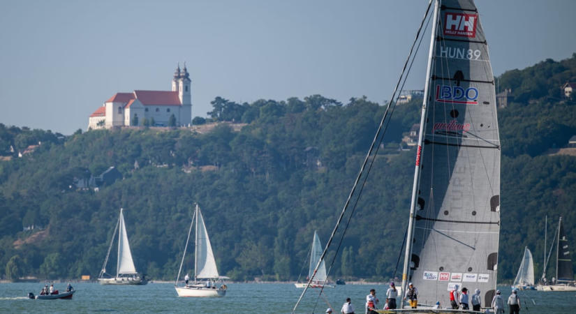 Gyönyörködjön a Balaton csillogó víztükrét hasító vitorlásokban – képek a Kékszalagról
