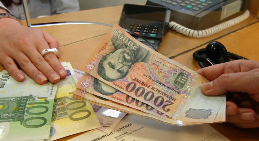 Kéthetes mélyponton a forint árfolyama