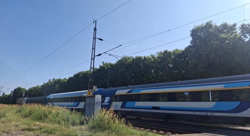 Felsővezeték-szakadás miatt késnek a vonatok, debreceni járat is érintett
