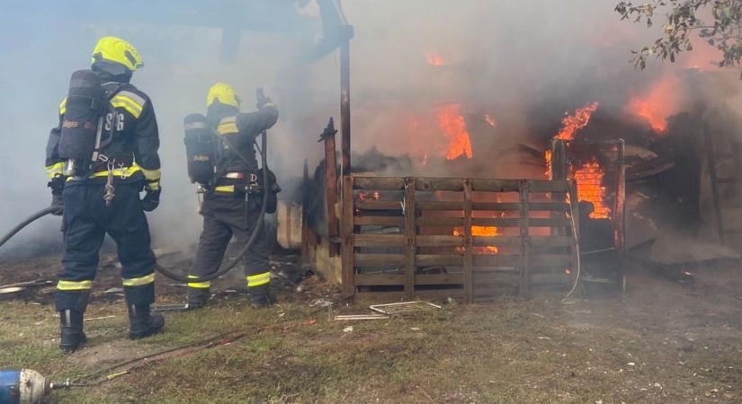 Székesfehérvári tűz: Gázpalack is felrobbant, a tűzoltók már nem tudták megmenteni (galéria)
