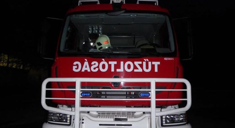Óriási terület borult lángba a hevesi községben, nagy erőkkel vonultak a tűzoltók