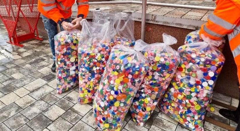 "Nem bírtam ki sírás nélkül" – Vége a kupakgyűjtésnek, többet nem lehet vele adományozni