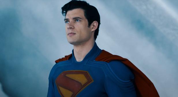A Superman sztárját kiakasztotta a Supergirl pohara