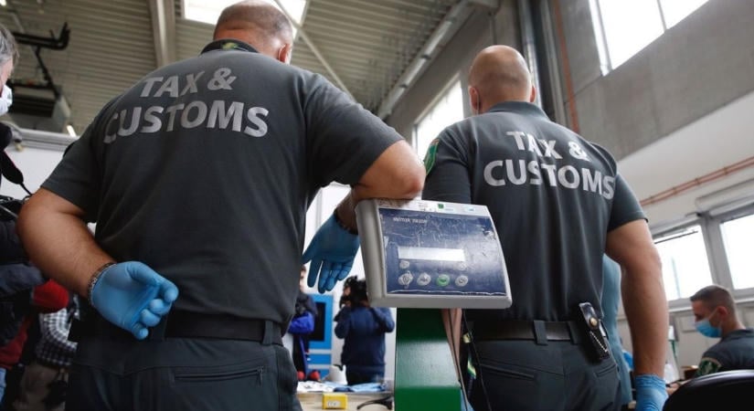 Papírok rendben? Nagy razziát tart Hajdú-Biharban a NAV, ezeknek a vállalkozóknak érdemes résen lenni