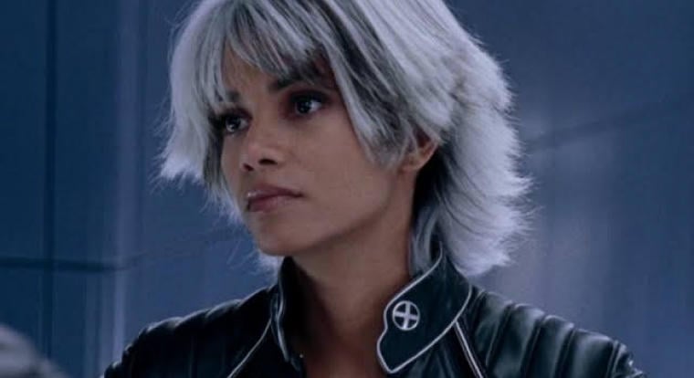 „Ráugrott és fojtogatta őt” - Halle Berryt gyermekbántalmazással vádolja az exe, távolságtartási végzést kért ellene