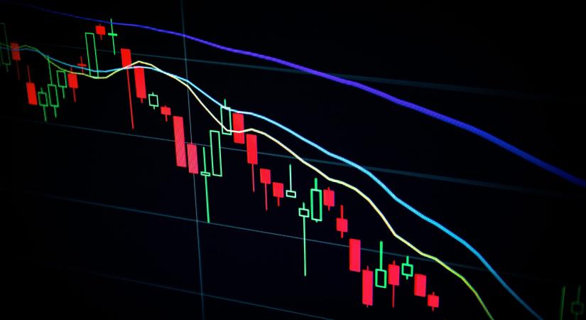 Nem hagyja magát a forint, továbbra is egyéves csúcs közelében van