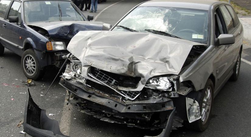 Egymásnak ütközött két autó a 73-as főúton, az egyikben két kisgyermek utazott