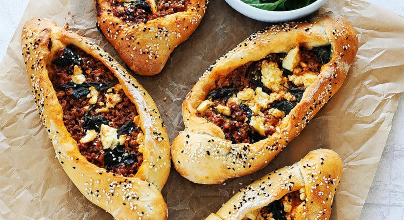 Próbáld ki a törökök „pizzáját”! – Spenótos, darált húsos, fetás pide