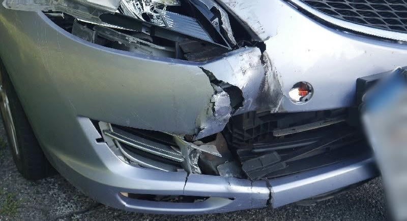 Durva baleset a semmiből: kitalálod, mi rombolta le a Mazda elejét?