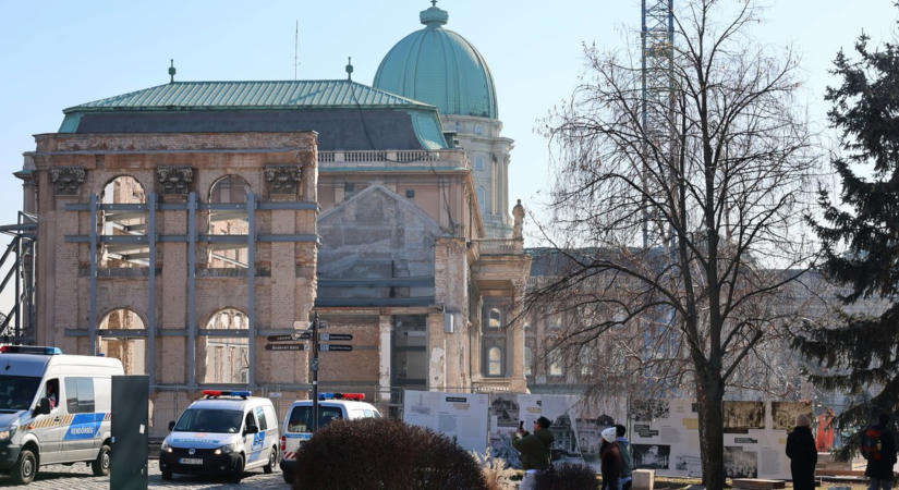 Összeverekedtek a budai várban, mentők és rendőrök vonultak ki