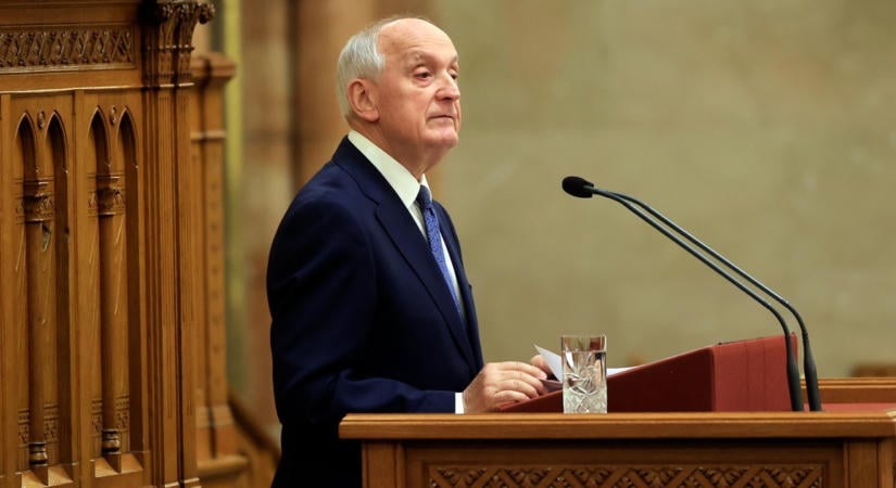 Repülőre ül Baka András: ide vezeti az első külföldi útja köztársasági elnökként