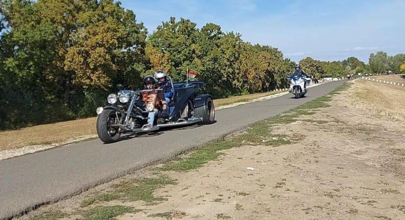 Egy egész motoros sereg érkezett a tóhoz – fotókon és videón a látványos gurulás
