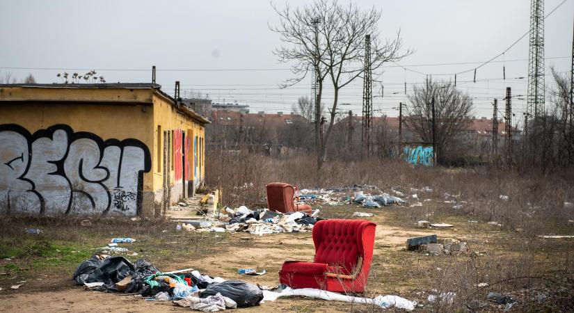 Súlyos krízishelyzet alakult ki a Tatai úti egykori MÁV-telep körül, az önkormányzatok, a minisztérium, a MÁV és a BKM egymásra mutogat