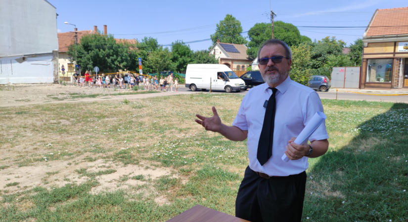 Hétfőtől szerdáig félpályás útlezárás lép életbe a Deák Ferenc utcán – kezdik a Szőnyi iskola bővítését
