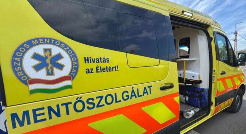 Nagy csattanás Adácson: parkoló autónak hajtott, majd árokba csapódott