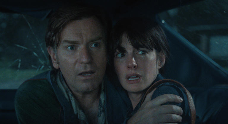 Anne Hathaway és Ewan McGregor nyakába szakadt a Jurassic Park ebben az új filmben