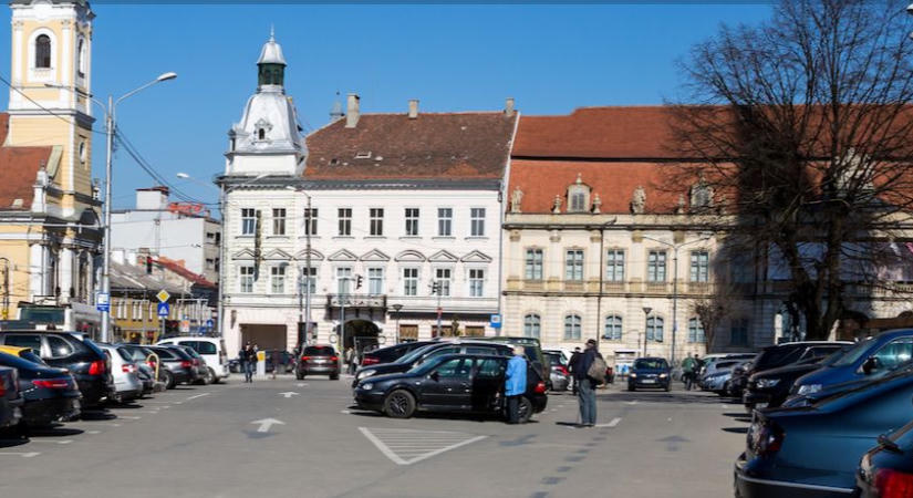 Szeptemberben felszámolják a kolozsvári főtéri parkolót: a metróépítés miatt ássák fel a belvárost