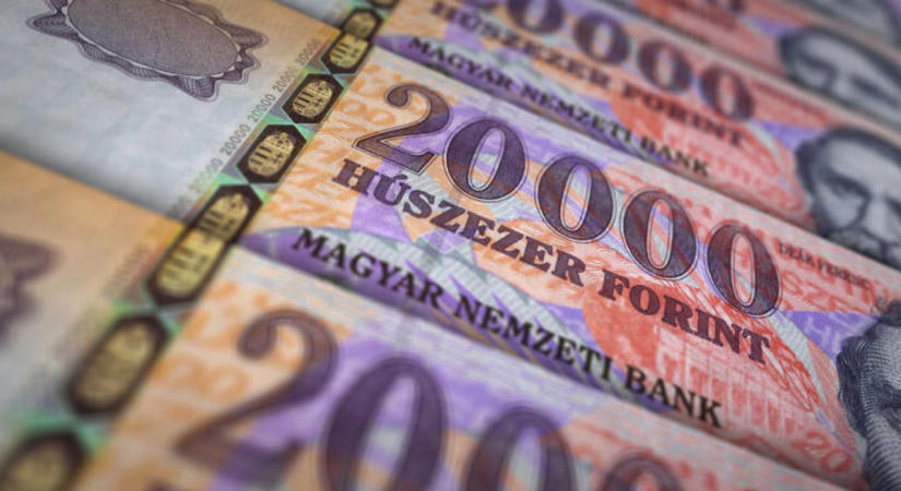 Nem csak a benzinár, a forint is alig mozdult