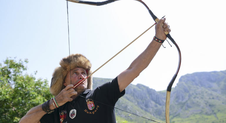 Mintegy 30 éves világrekordot döntött meg a magyar Robin Hood több mint egy kilométeres lövésével