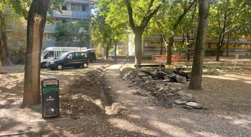 Megújul a járda és a park egy része a Gyenes utcánál