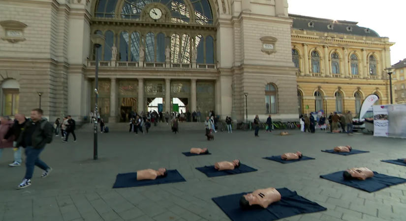 Egyetlen mozdulat is életet menthet: rendhagyó flashmobot tartottak a Keleti pályaudvarnál