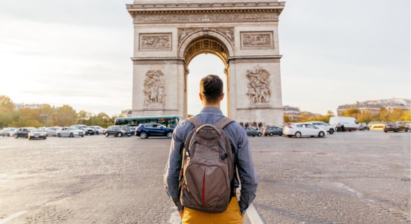 Már a repülőjegy-foglalásokon is meglátszik az erőszakhullám: sok turista elkerüli Franciaországot