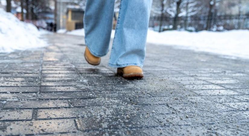 Csúszós utak Győrben: megkezdték a síkosságmentesítést