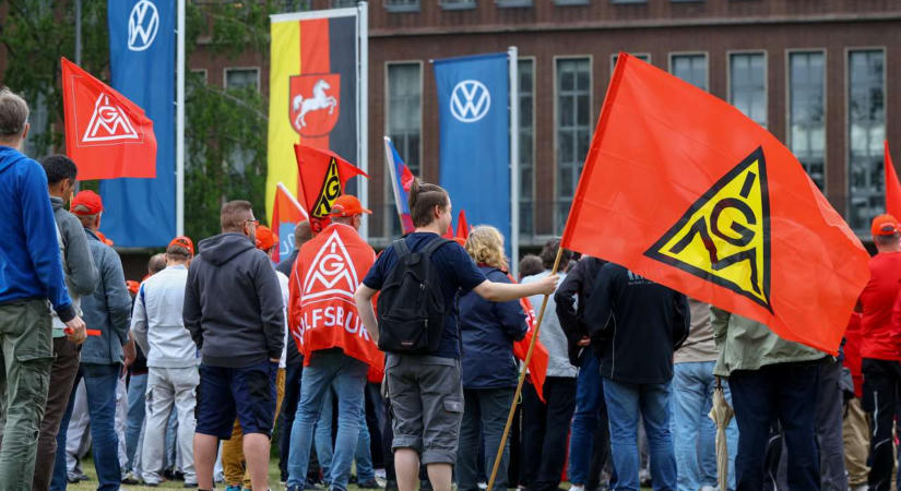 Kritikus helyzetben a Volkswagen: drasztikus lépésekre készül az autógyártó