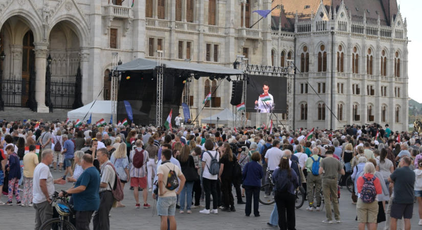 Demonstrációt tartottak a Kossuth téren a Tisza-kormány ellen