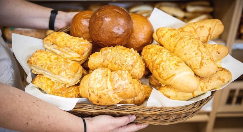 Undorító meglepetés várta a debreceni nőt, amikor kettétörte a pogácsát! – fotóval