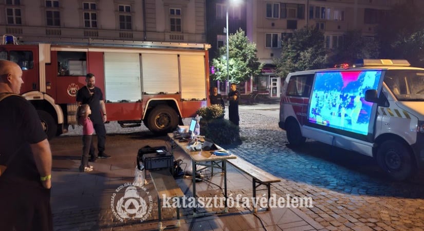 Lakástüzet is átélhettek VR-szemüvegben a szolnoki Kossuth téren