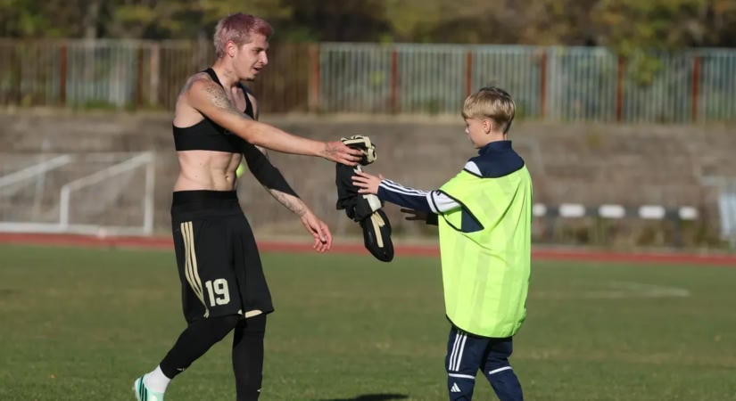 Videó: Kocsis véletlenül fellökte ünneplés közben a labdaszedőt, majd nekiadta a mezét
