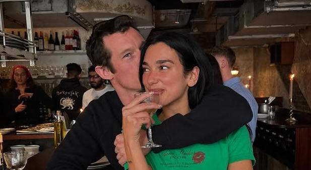 Callum Turner apja egy másik esküvőt választott fia és Dua Lipa esküvője helyett