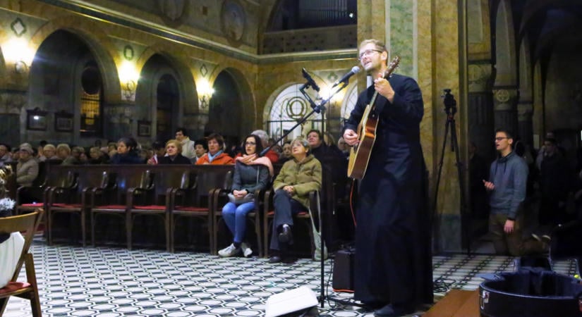 Toxikus egyházi énekek? Valláspszichológus válasza Hodász András írására