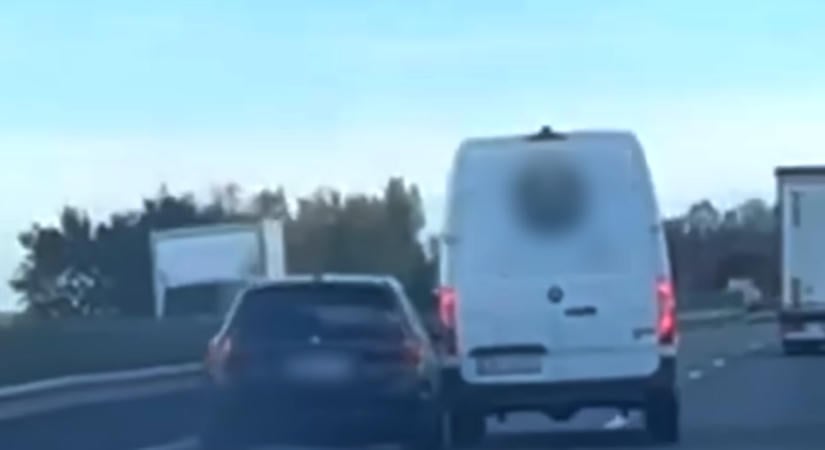 Elborult a furgonos agya az M1-esen, a szalagkorlátnak szorította az autóst