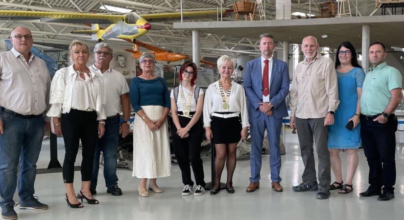 Jeges csobbanás vár a Rotary kormányzójára, de előtte ellátogatott a RepTárba - galéria